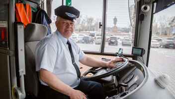 Водитель автобуса, мужчина 50-55 лет