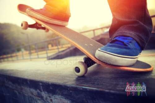 Парень подросток 14-17 лет, катается на скейте