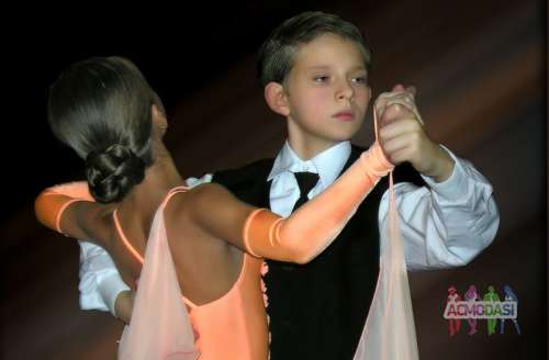Короткий метр, мальчики и девочки 11-12 лет, умеющие танцевать