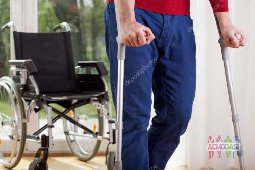 человек в инвалидной коляске или на костылях