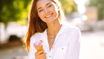 Девушка для рекламы мороженого