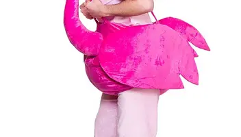 Мужчина в костюме фламинго для ироничной роли в видеоклипе российского артиста