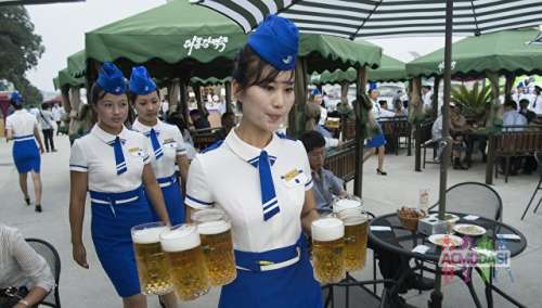 Официанты в Китай на ежегодный пивной фестиваль (азиатский Октоберфест) в г.Циндао