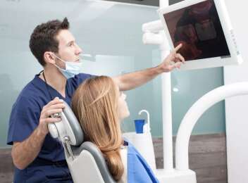 Роль врача стоматолога мужчина  /  Роль пациента девушка