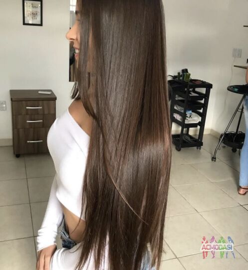 Девушка с длинными густыми волосами для стрижки