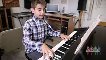 На роль в сериал нужны мальчики 10-12 лет, умеющие играть на пианино. 