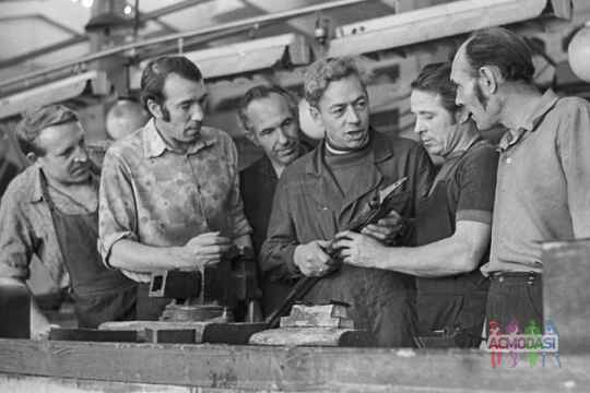 Советские рабочие на заводе/полный метр "Чемпион мира"