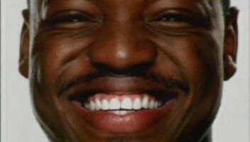 Чернокожий мужчина на съемку в рекламу зубной пасты
