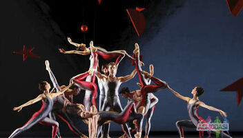 Танцоры, воздушные акробаты для танцевально - театральных постановок